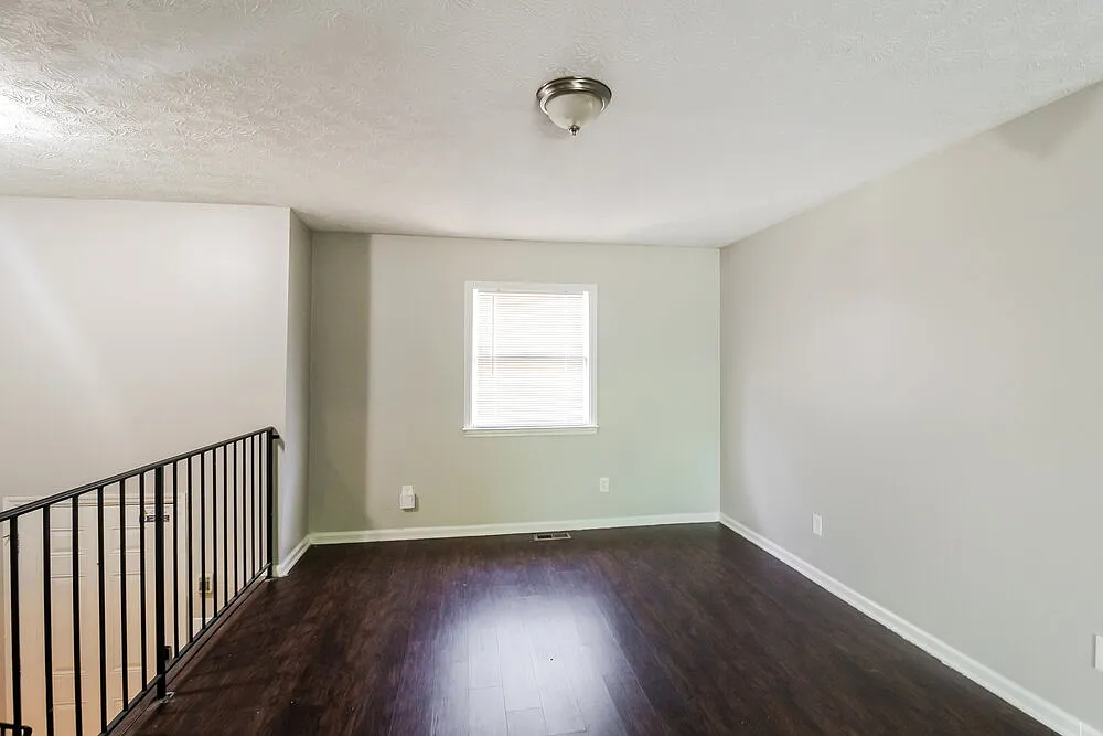 3 bed, 1.0 bath, 2364 sqft, $2,580 — Photo 4