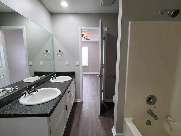 Holly Cove Apartments — Photo 34