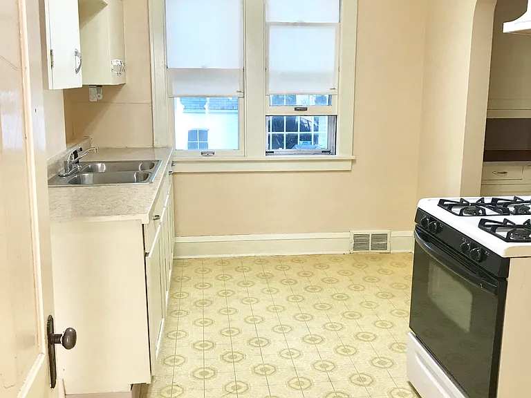 584 Rose Ave E #1 — Photo 5