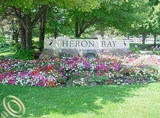 1932 Heron Ridge Dr, Bloomfield Township, MI
