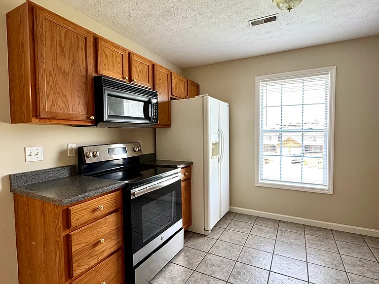 638 Hampton Way #B — Photo 15