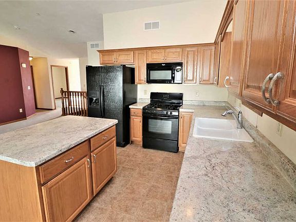 5th image of 702 Highland Dr