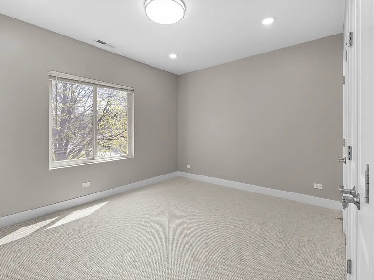 643 E 50th St #1 — Photo 12