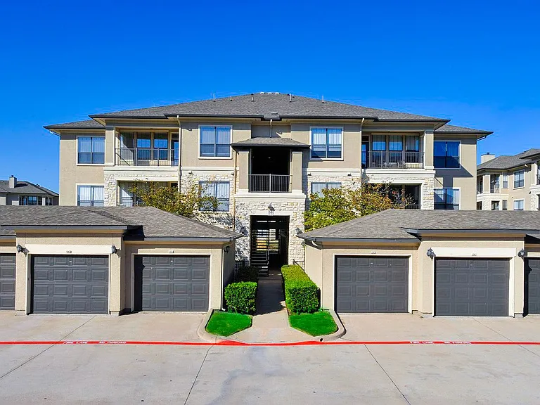 Cypress Lake at Stonebriar Apartments — Photo 4