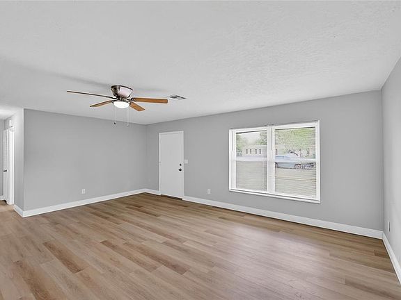 5th image of 923 Henderson St