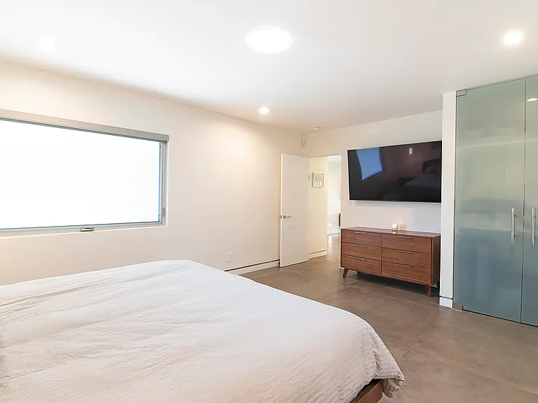 6561 Lasaine Ave — Photo 24