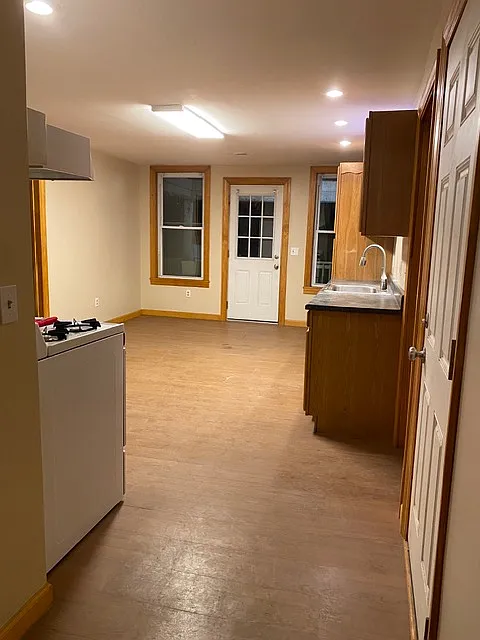 2 -4 Holyoke Street, Easthampton - 4b — Photo 3