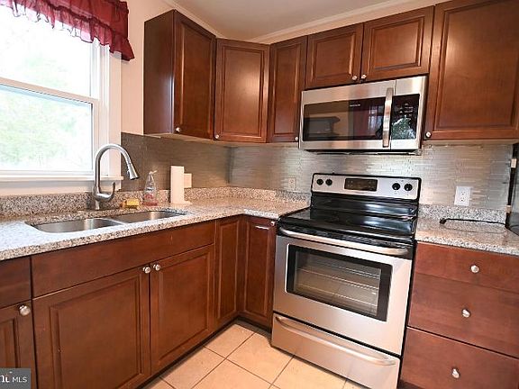 4th image of 353 Shenandoah River Ln