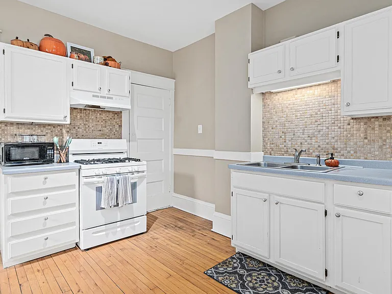 184 George St W #2 — Photo 2