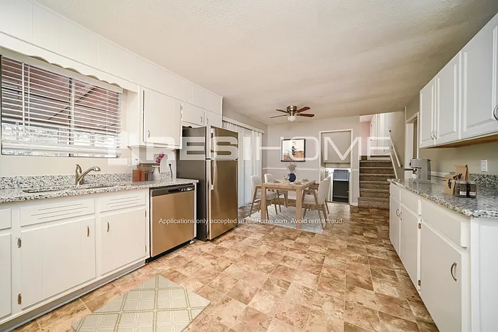 4 bed, 3.0 bath, 1600 sqft, $2,045 — Photo 3