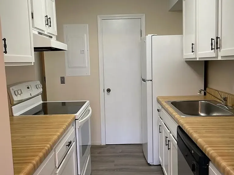 Hyannis House Apartments — Photo 2