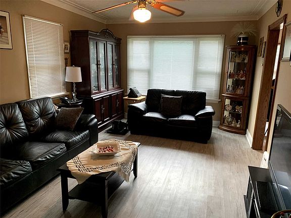4th image of 50 Willow St