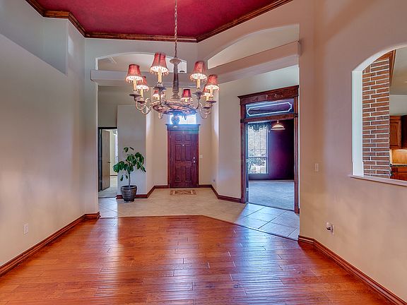 Formal dining to entry