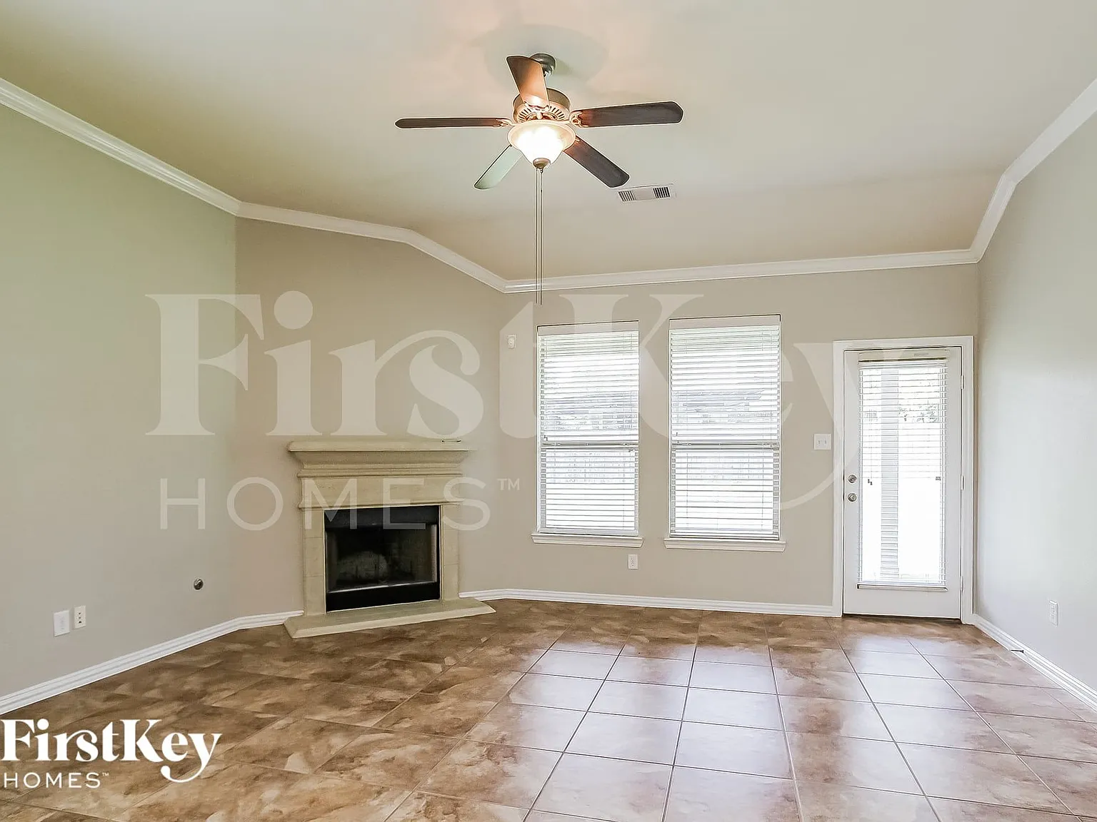 4 bed, 2.5 bath, 2492 sqft, $2,400 — Photo 3