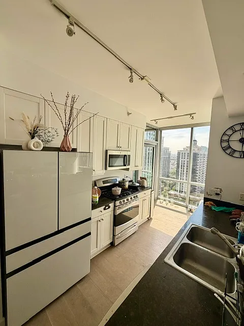 1201 S Prairie Ave — Photo 2