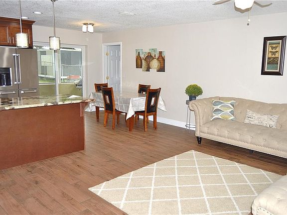 5th image of 206 Charlotte St