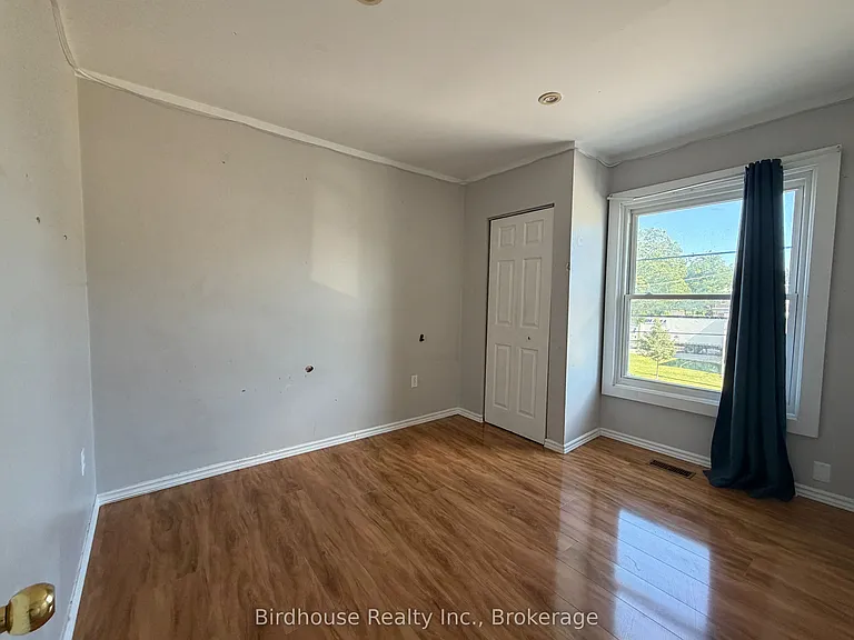 60 Russell St W — Photo 7