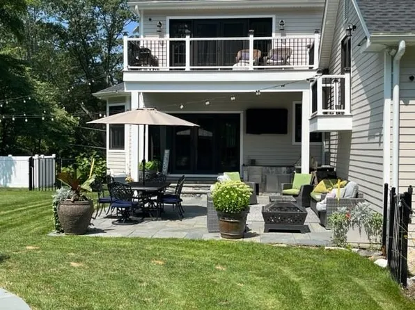 135 Deerfield Lane N, Pleasantville, NY 10570