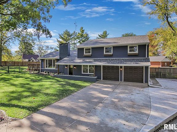3rd image of 5741 N Woodlawn Ct