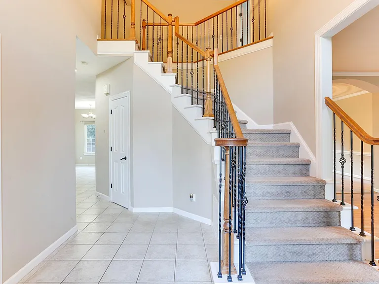 800 Sherrard Ct — Photo 5