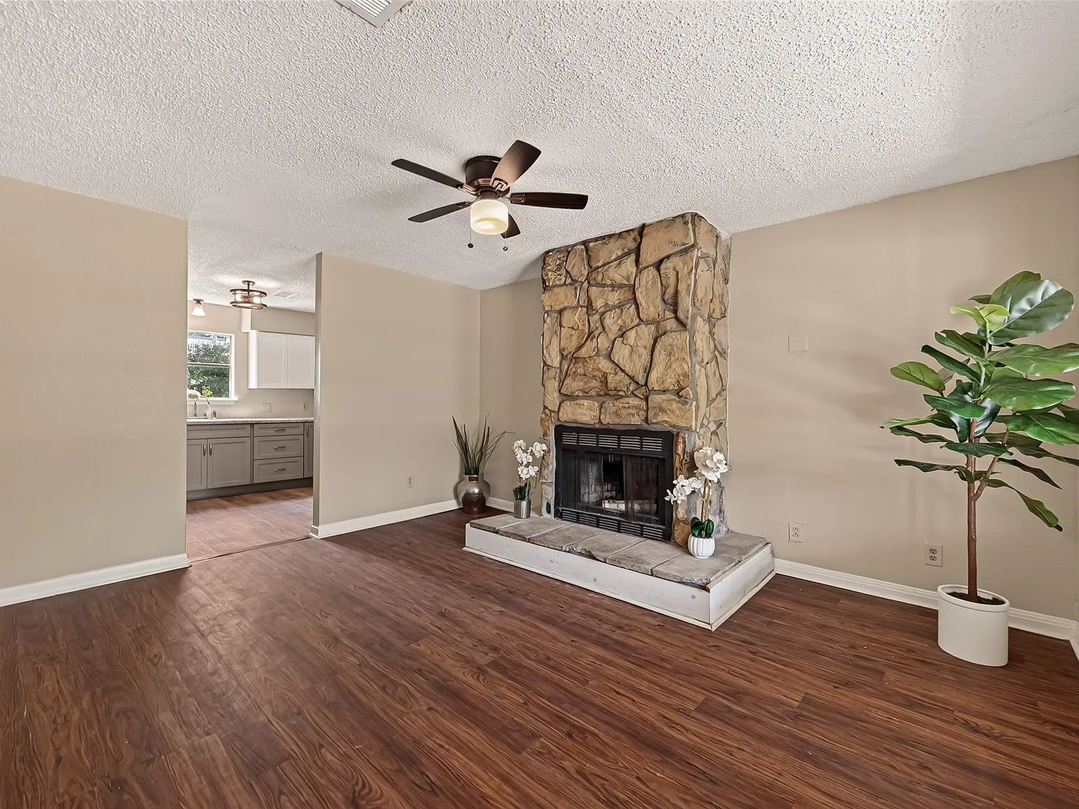 3 bed, 2.0 bath, 1642 sqft, $1,800 — Photo 3