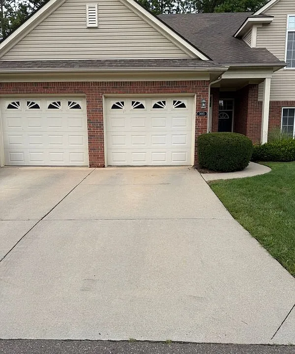 3695 Eagle Creek Dr