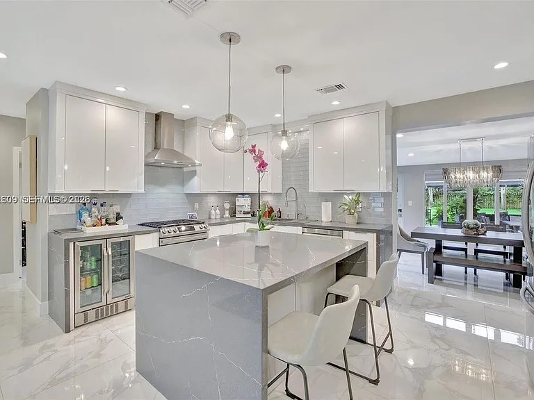 828 SW 15th St — Photo 3