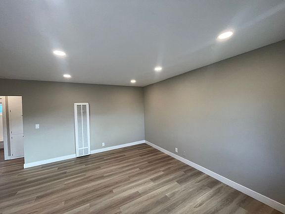 4th image of 3123 1/2 3125 Foothill Blvd #17