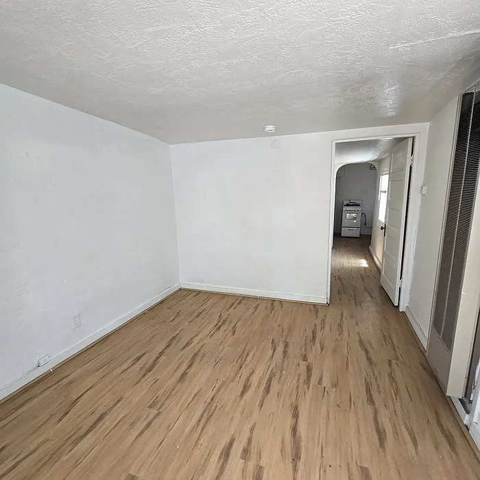 1 bed, 1.0 bath, 400 sqft, $800 — Photo 2
