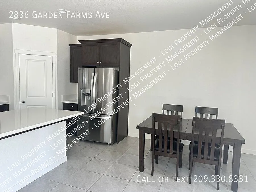 5 Bedroom 3 Bath Home in River Island — Photo 4