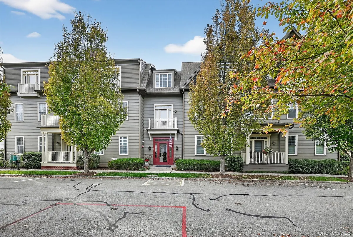 Building Photo - 15 Cropsey St #15-3A