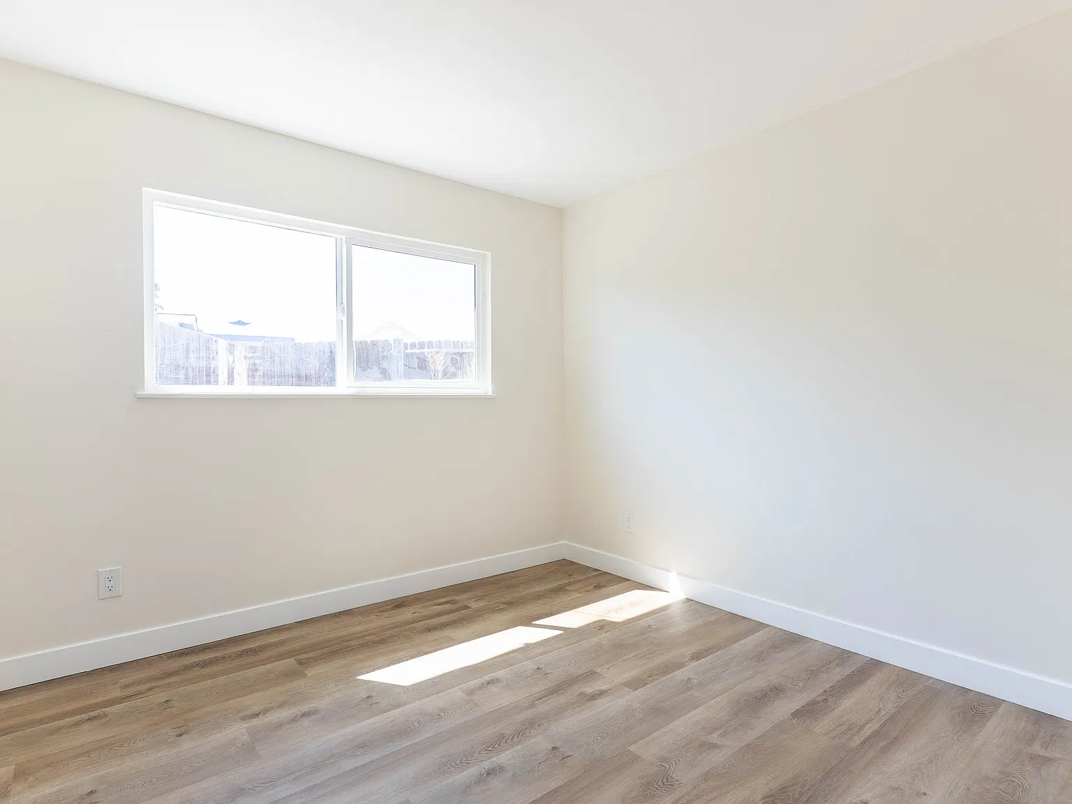 3 bed, 1.5 bath, 1065 sqft, $3,650 — Photo 3