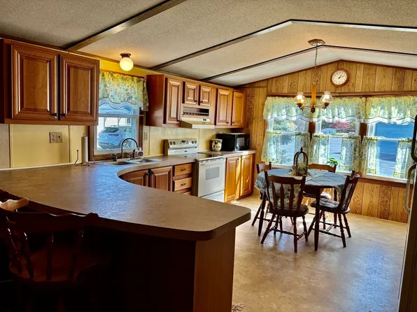 208 Park Cir, Sturbridge, MA 01566