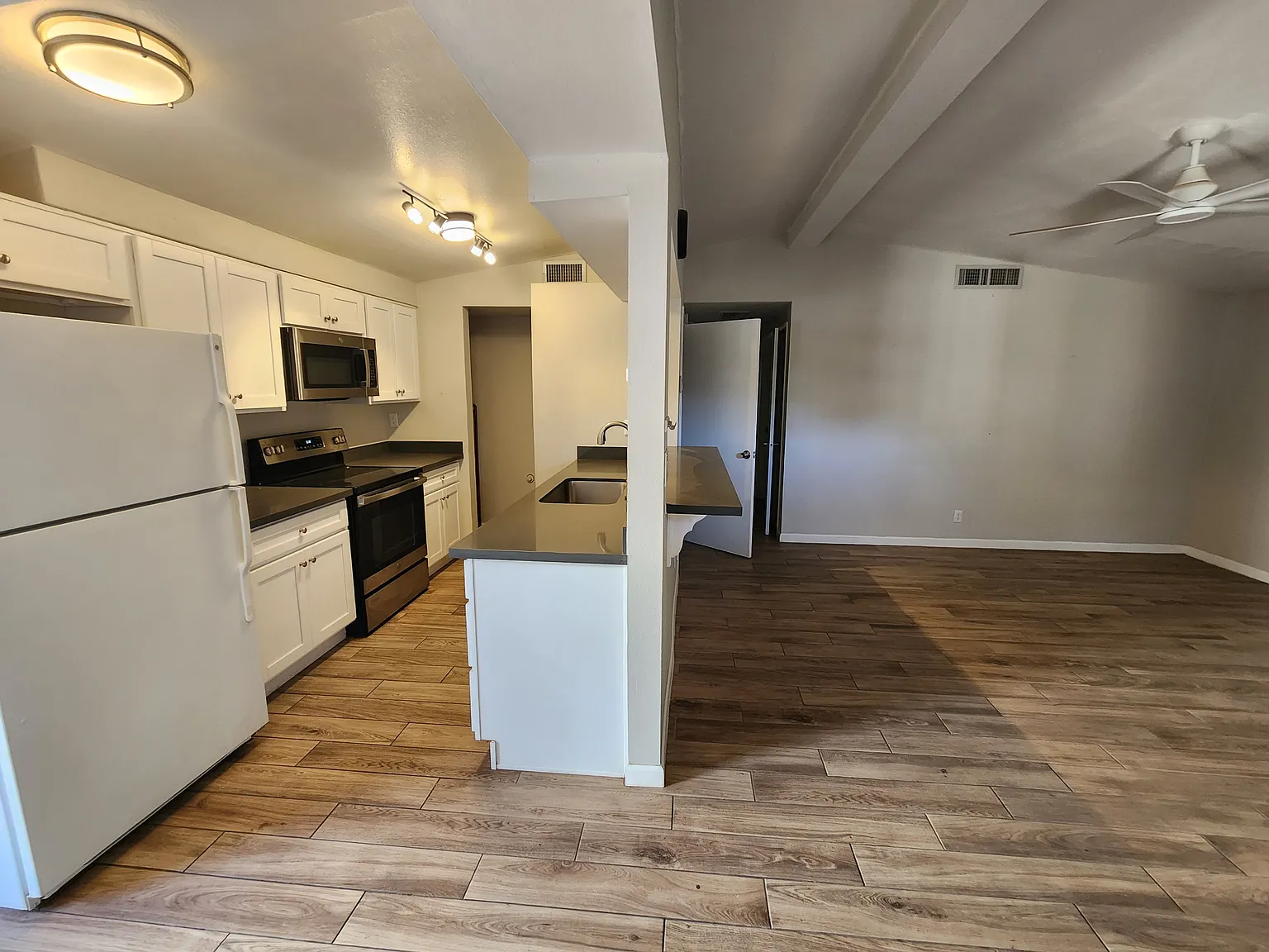 3 bed, 845 sqft, $1,895 — Photo 3