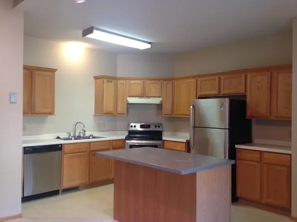 470 Hickory Ln N, Oakdale, MN 55128