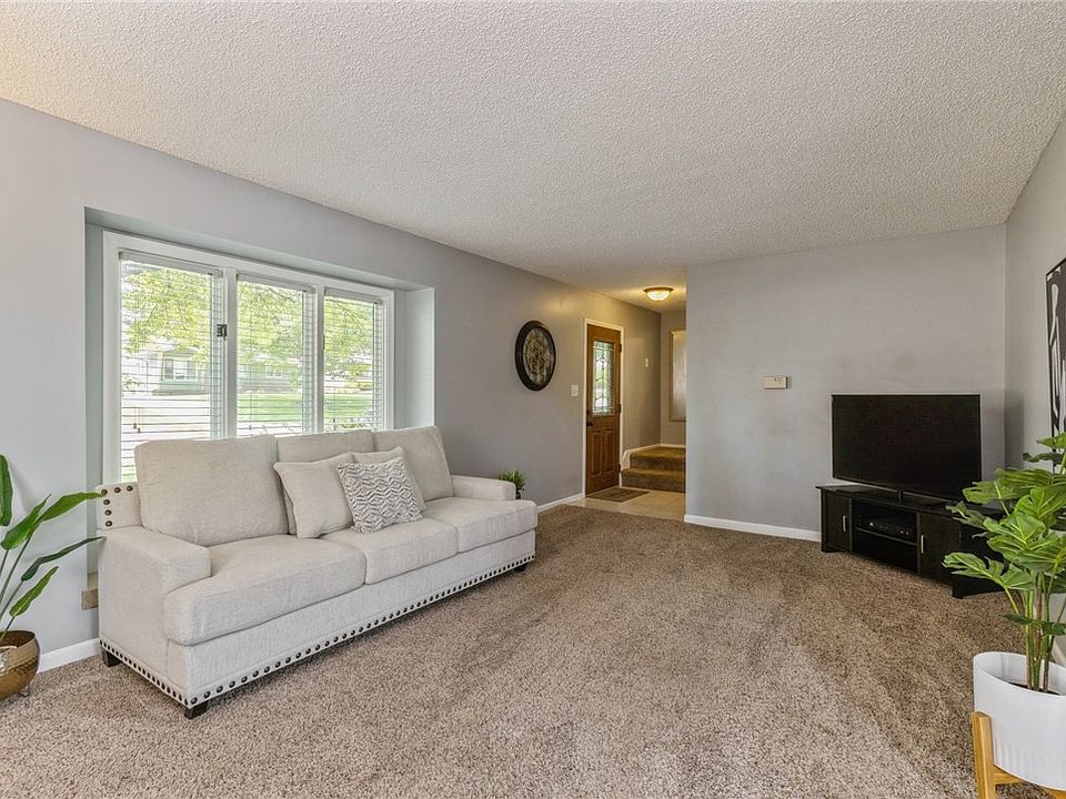 3821 43rd St, Des Moines, IA 50310 | Zillow