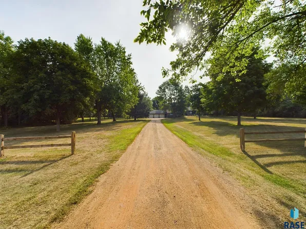 26254 S McHardy Rd, Brandon, SD 57005