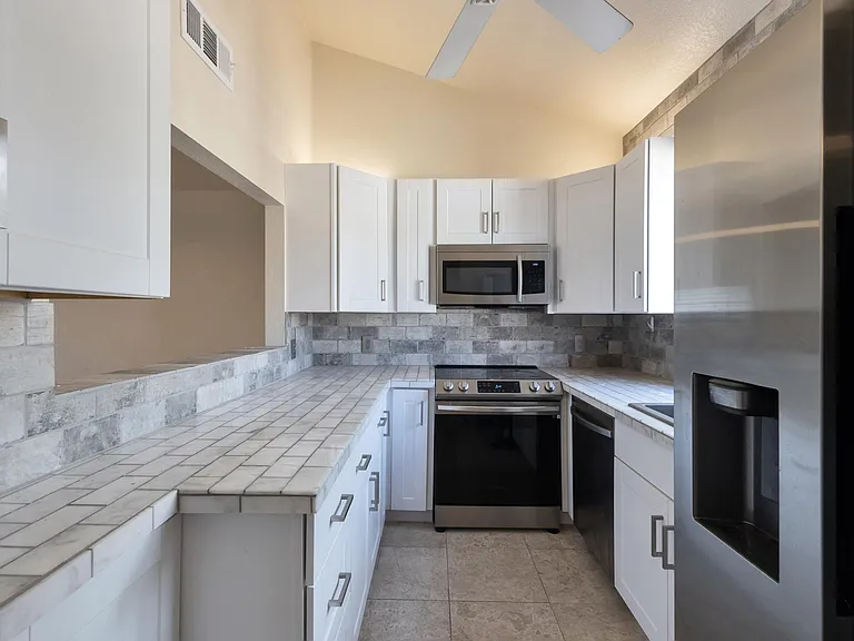 2931 E Rose Ln — Photo 8