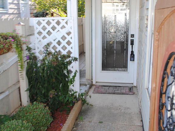 3rd image of 412 Percy St S