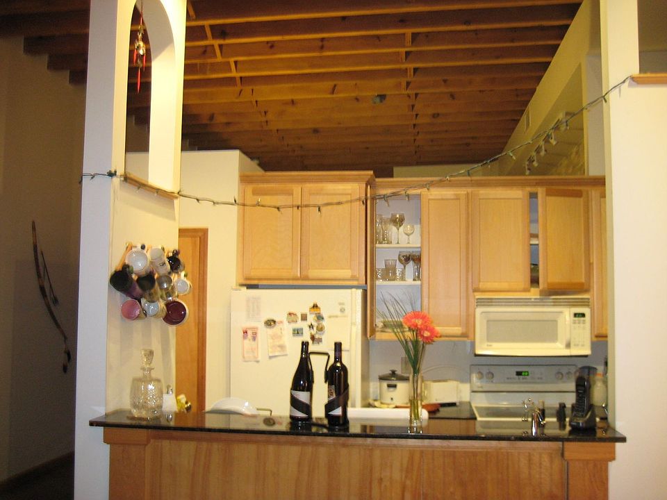 Open kitchen with bar