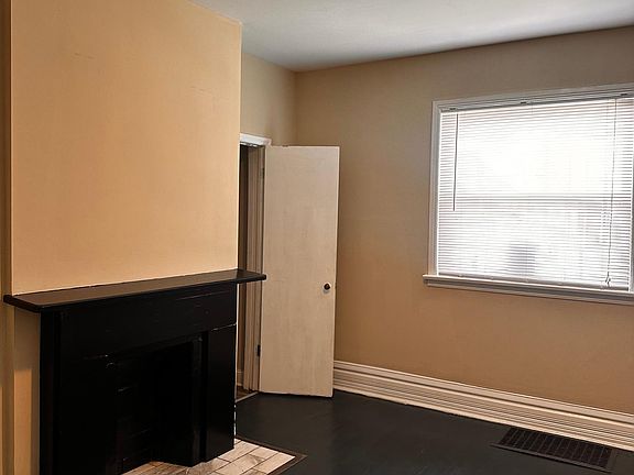 3rd image of 27 E Duncan St #1
