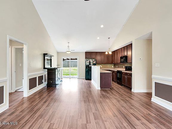 5th image of 225 Derby Downs Drive