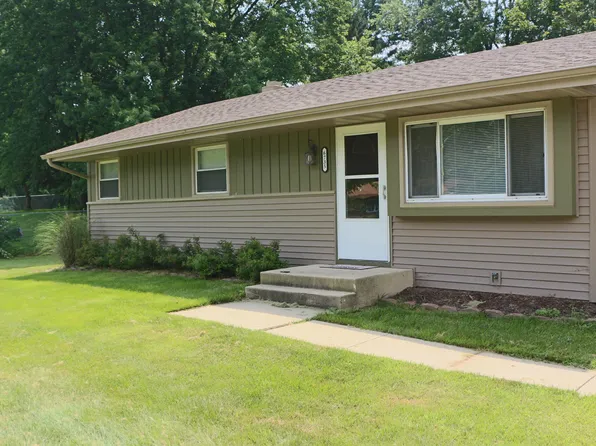 6735 Country Ln, Rockford, IL 61109