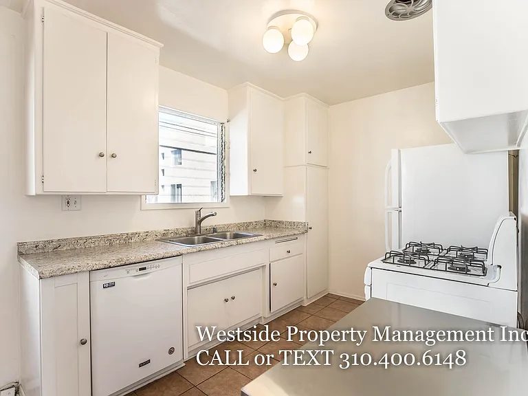 1555 S Hayworth Ave #11 — Photo 5