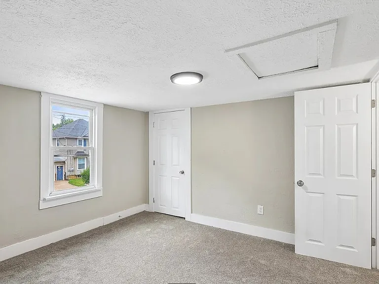 133 E North St — Photo 22