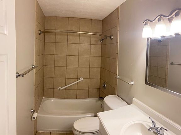 4th image of 927-933 Weston Ct
