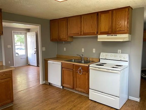 3rd image of 450 Amesbury Dr