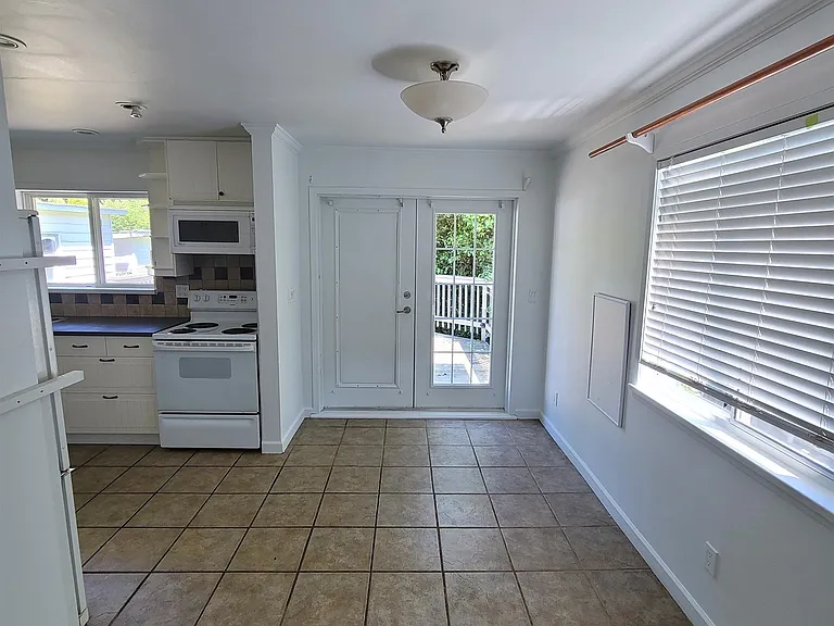 15439 Oxenham Ave — Photo 2