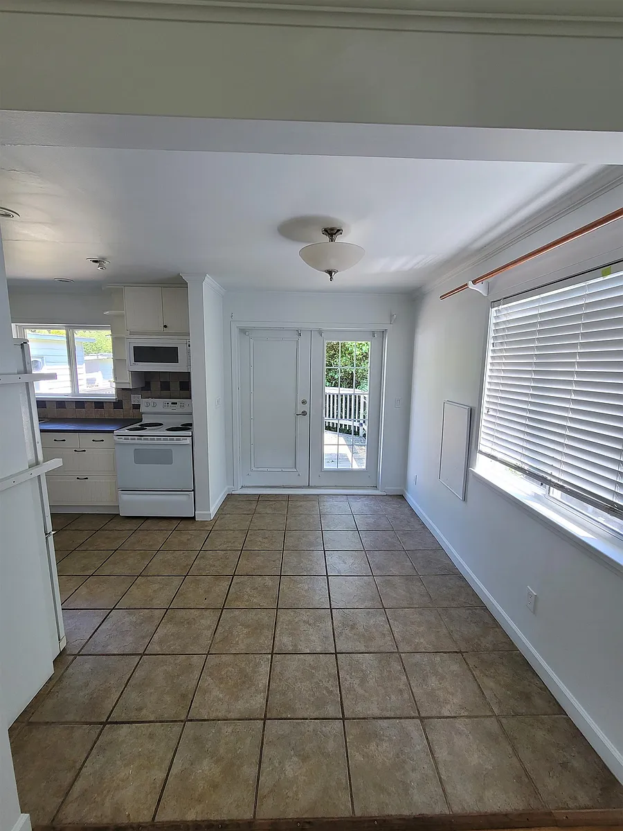 Building Photo - 15439 Oxenham Ave