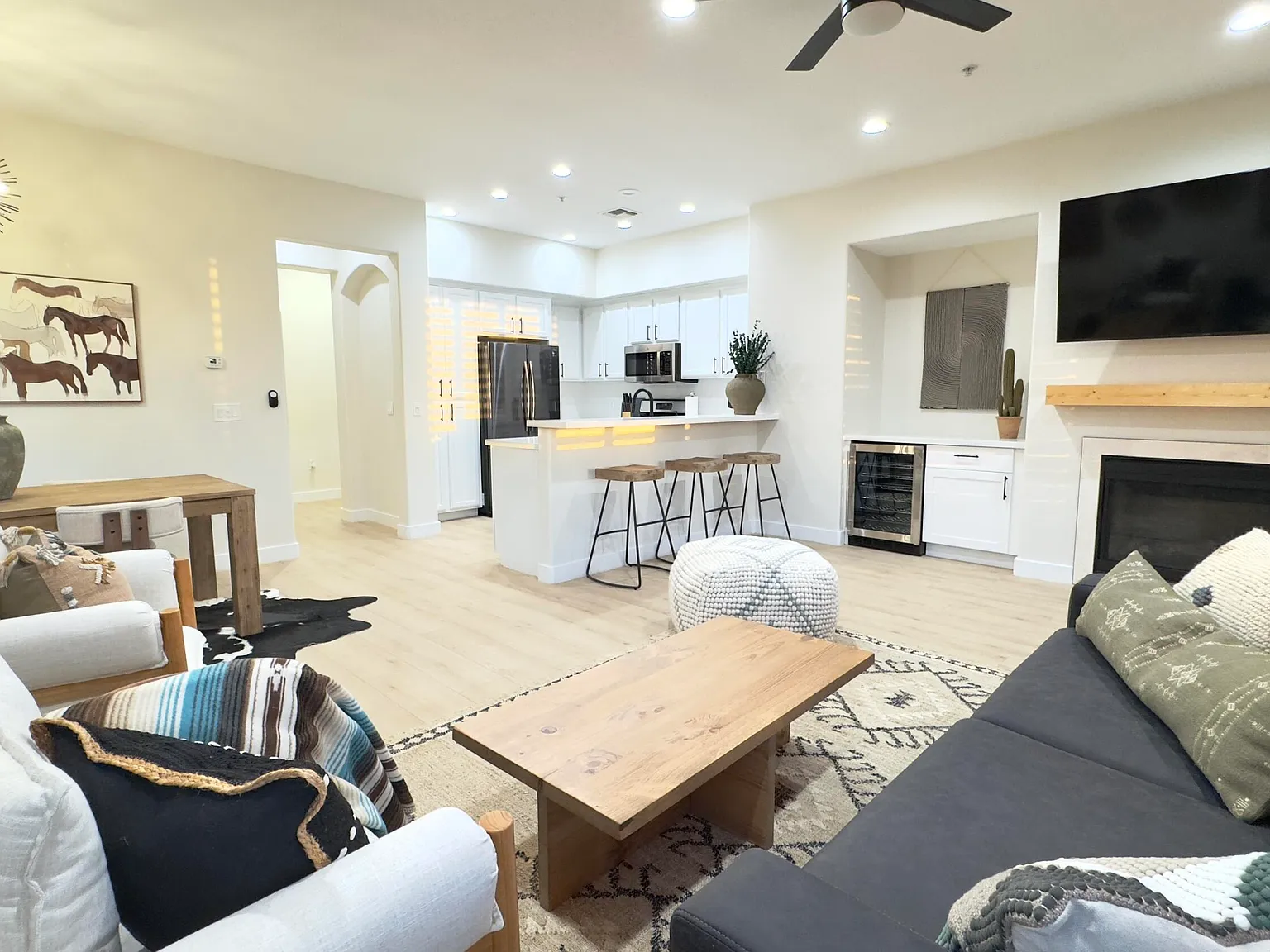 2 bed, 2.0 bath, 1356 sqft, $3,000 — Photo 2